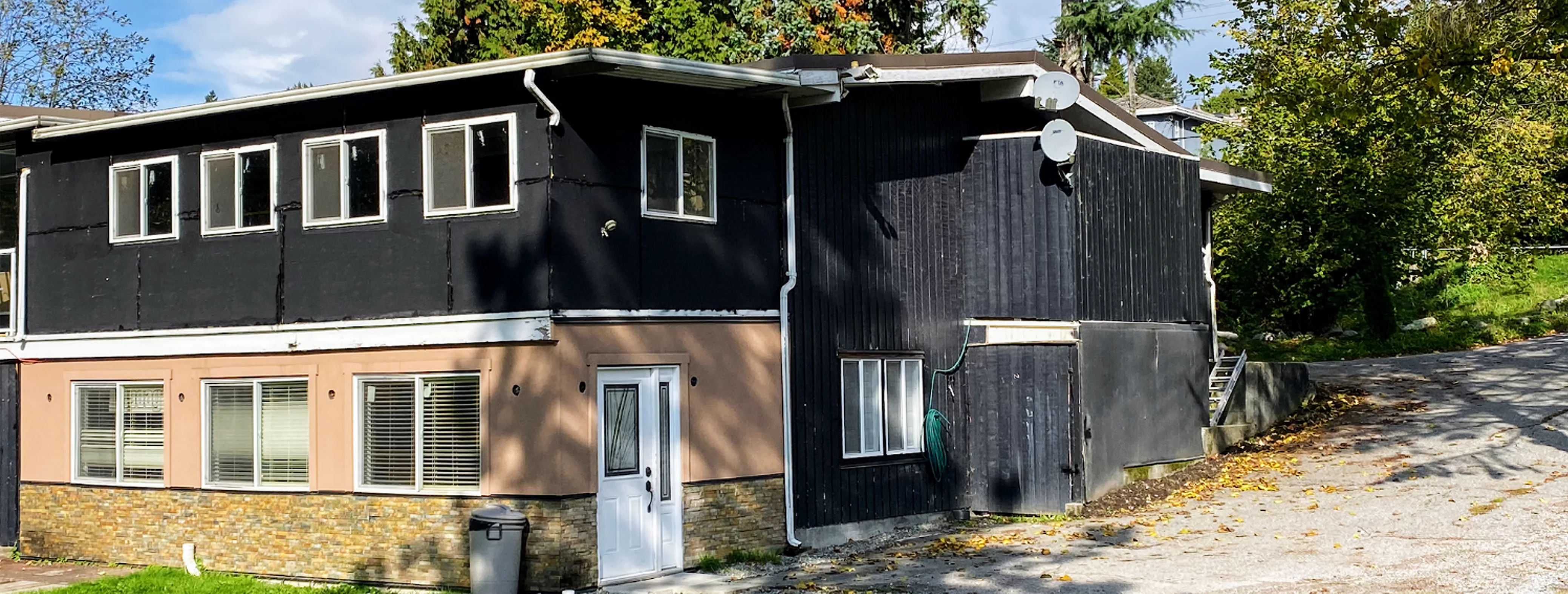 Exterior view of Suleymaniye Mosque Burnaby building